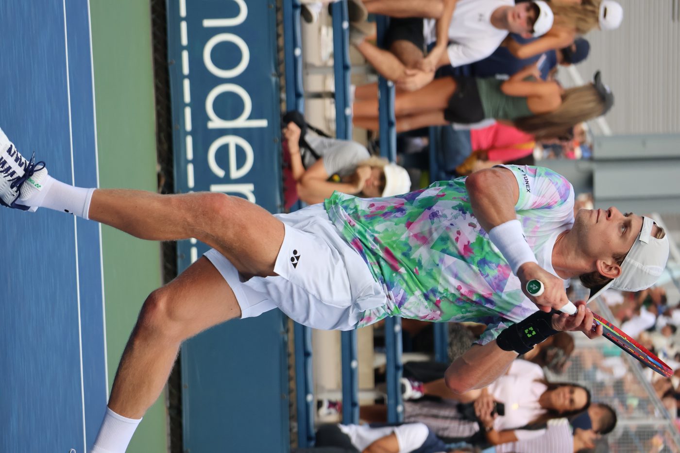 Zizou Bergs overleeft regenvertraging en stoot door naar ronde twee US Open