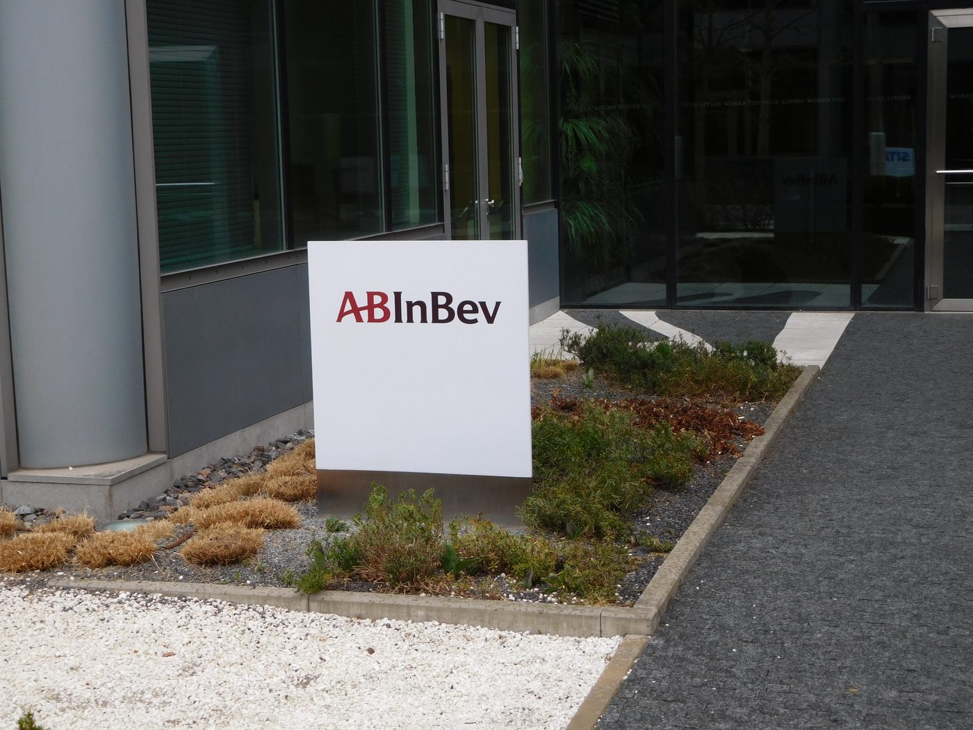 AB InBev redt Bierbeekse bloemenkweker met 30.000 liter water tijdens droogte