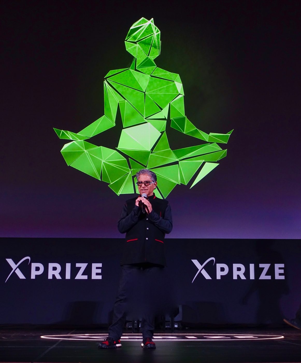 Bestsellerauteur Deepak Chopra in opspraak door duizenden berichten aan Epstein