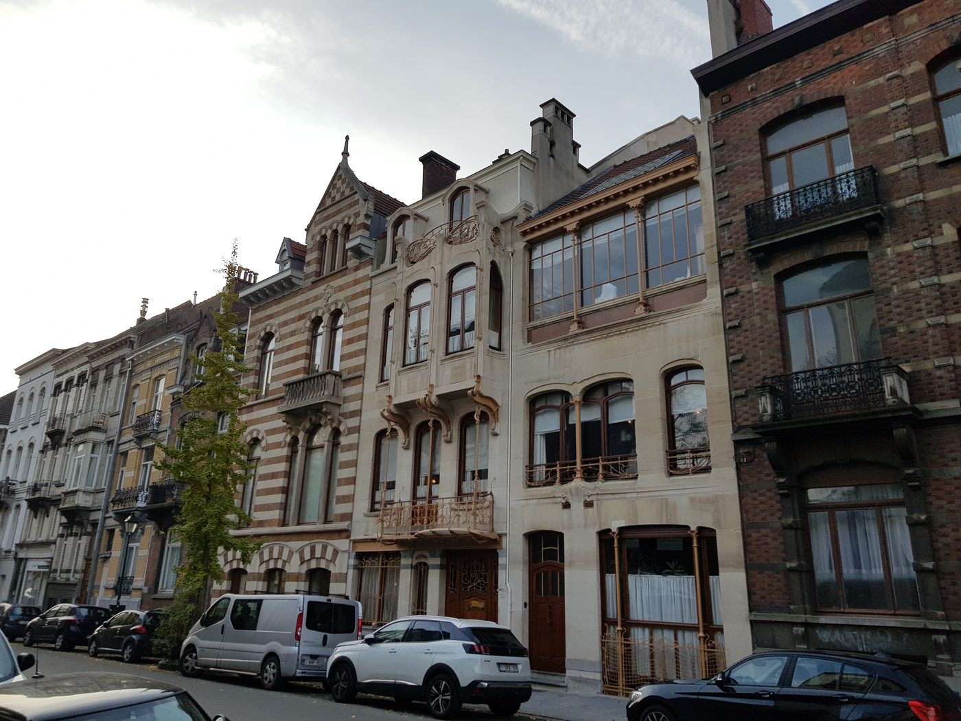 Horta Museum breidt collectie uit met bijna 4.000 textielwerken van Marc Van Hoe