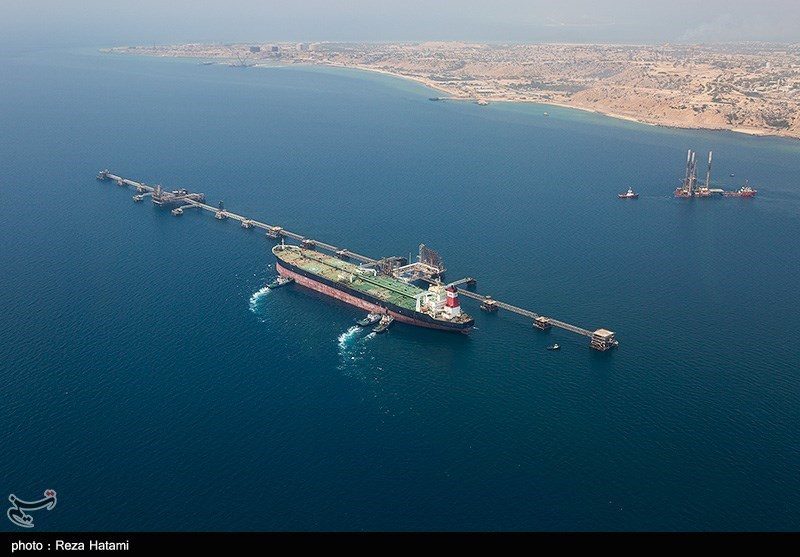 Explosies bij Iraans olie-eiland Kharg: tankers wachten nerveus bij Straat van Hormuz